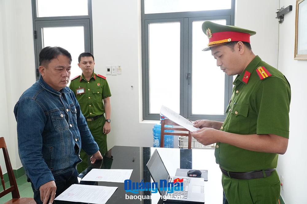 Bắt đối tượng cưỡng đoạt tiền doanh nghiệp