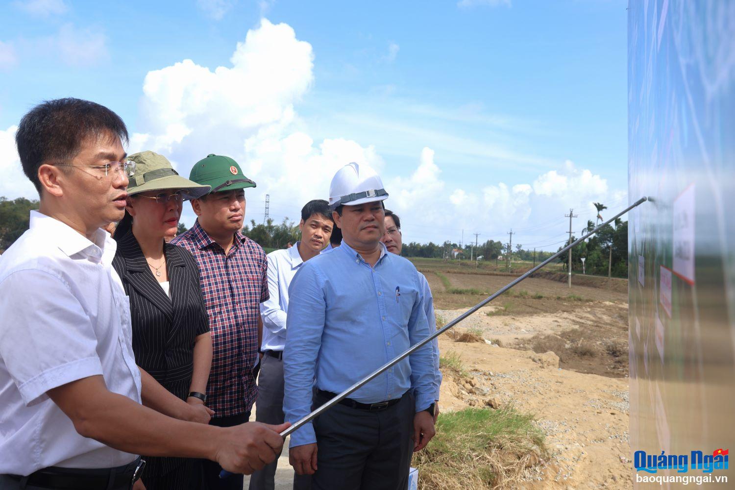 Bí thư Tỉnh ủy Bùi Thị Quỳnh Vân kiểm tra một số công trình, hạ tầng bị sạt lở 