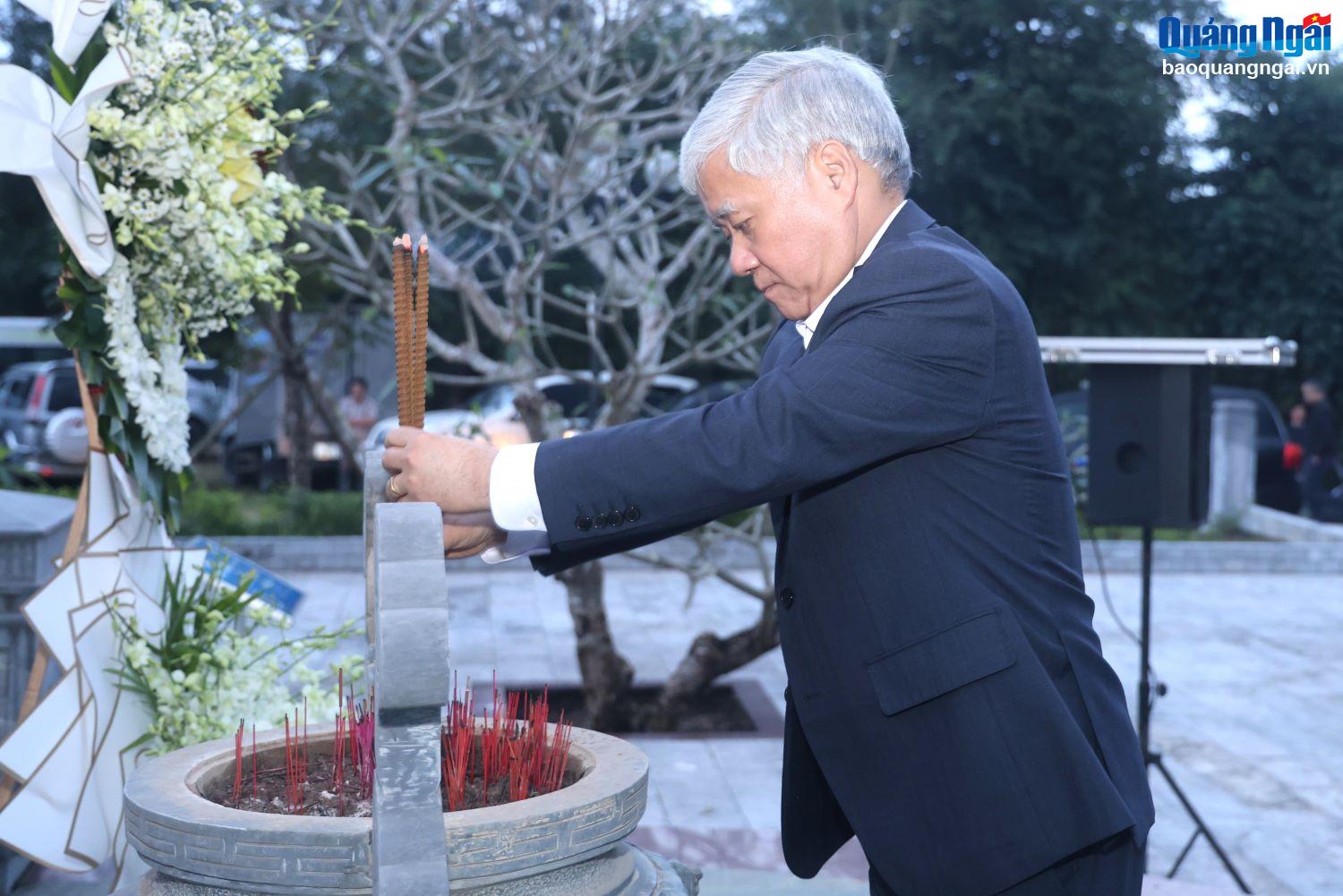 Chủ tịch Ủy ban Trung ương MTTQ Việt Nam Đỗ Văn Chiến dâng hương tưởng niệm Quyền Chủ tịch nước Huỳnh Thúc Kháng