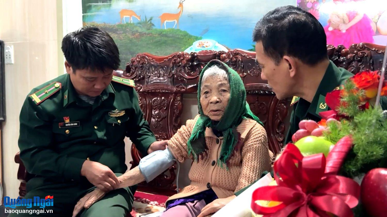 Tri ân, tặng quà Mẹ Việt Nam Anh hùng