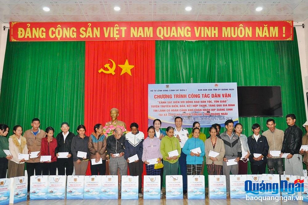 Thăm, chúc mừng các tổ chức, chức sắc và tín đồ tôn giáo nhân dịp lễ Giáng sinh 