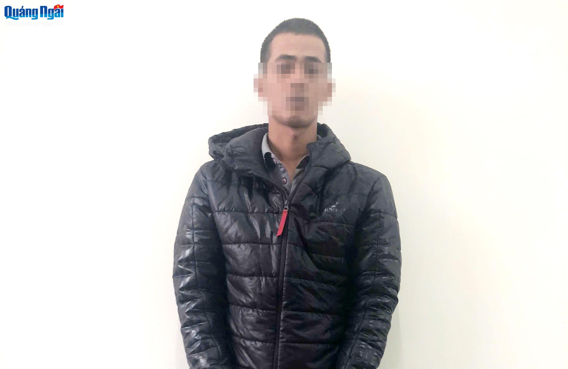 Vận động đối tượng truy nã ra đầu thú