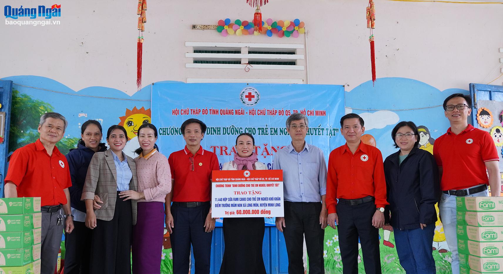 Tặng sữa Fami canxi cho các cháu ở Trường Mầm non xã Long Môn