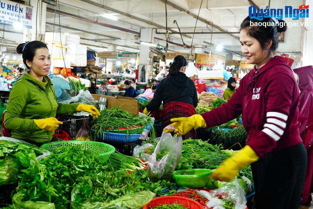 Rau, củ tăng giá do mưa lớn kéo dài