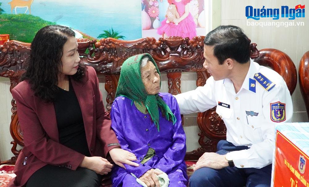 Bộ Tư lệnh Vùng Cảnh sát biển 2 thăm, tặng quà gia đình chính sách, người có công