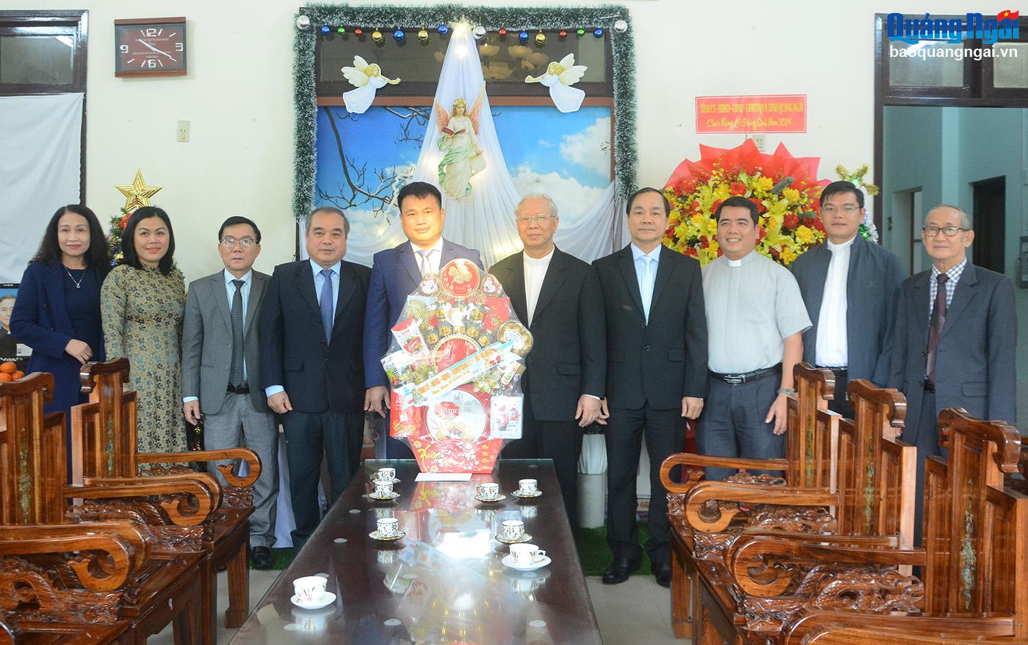 Lãnh đạo tỉnh thăm, chúc mừng các tổ chức tôn giáo nhân dịp Lễ Giáng sinh