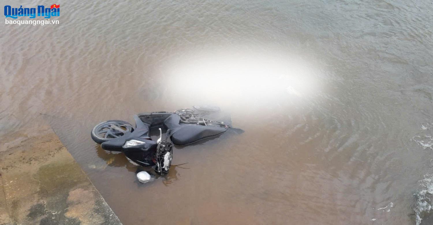 Phát hiện nam thanh niên tử vong dưới bờ kè 