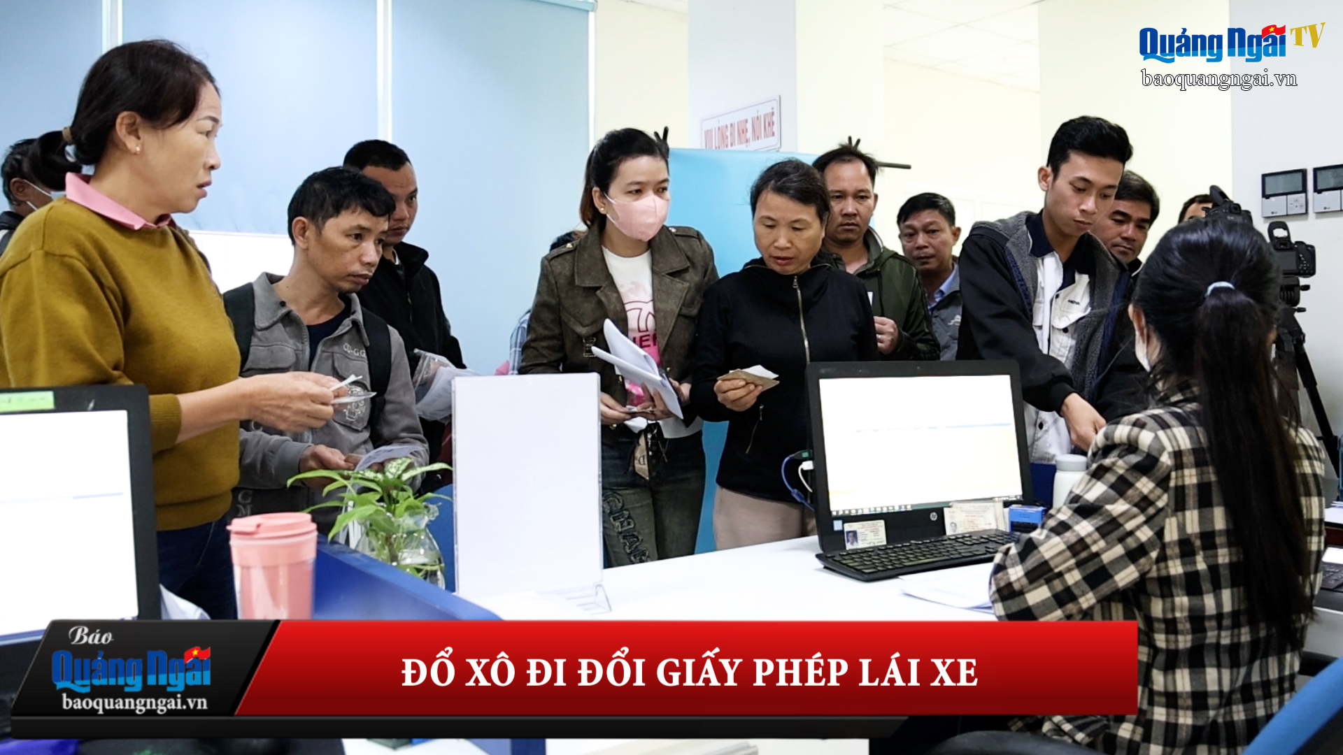 [Video]. Đổ xô đi đổi giấy phép lái xe