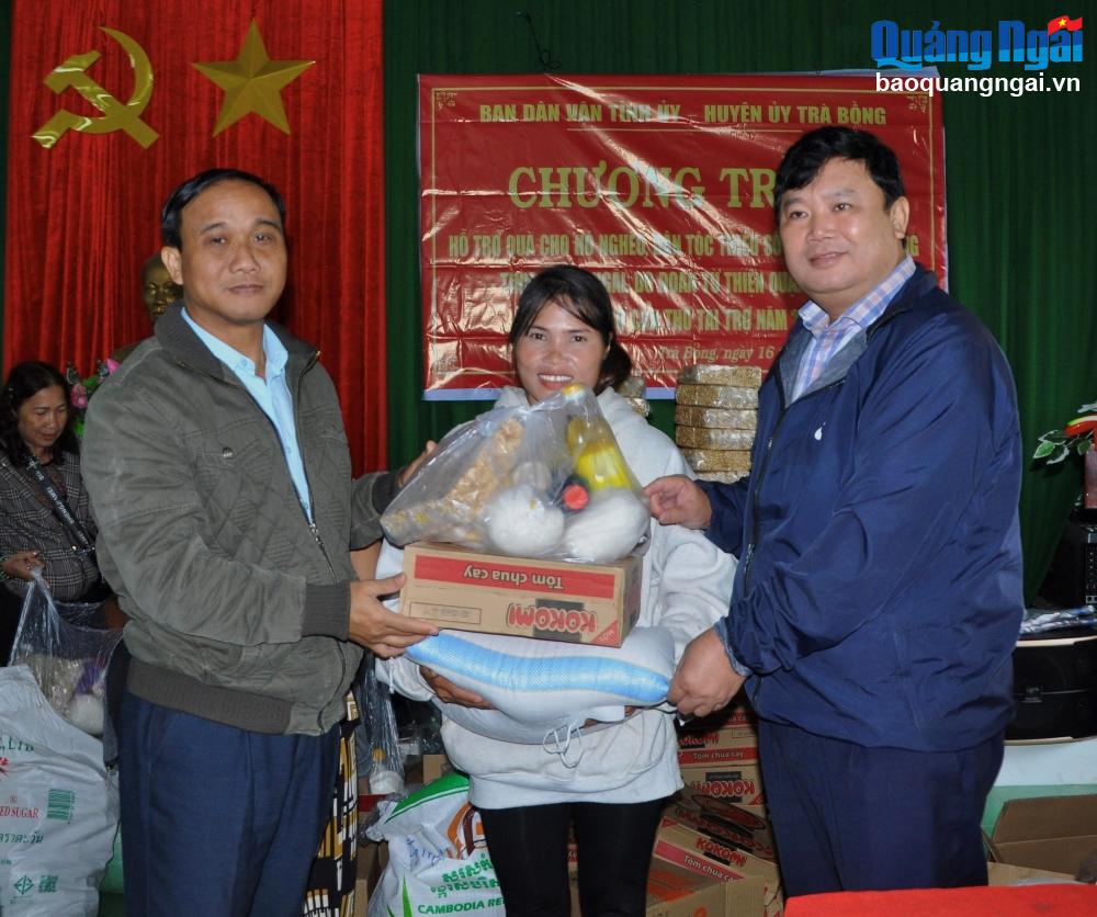 Trao 500 suất quà cho hộ dân có hoàn cảnh khó khăn
