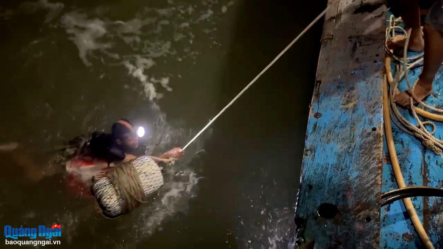 Cứu ngư dân chìm thuyền thúng trôi dạt trên biển