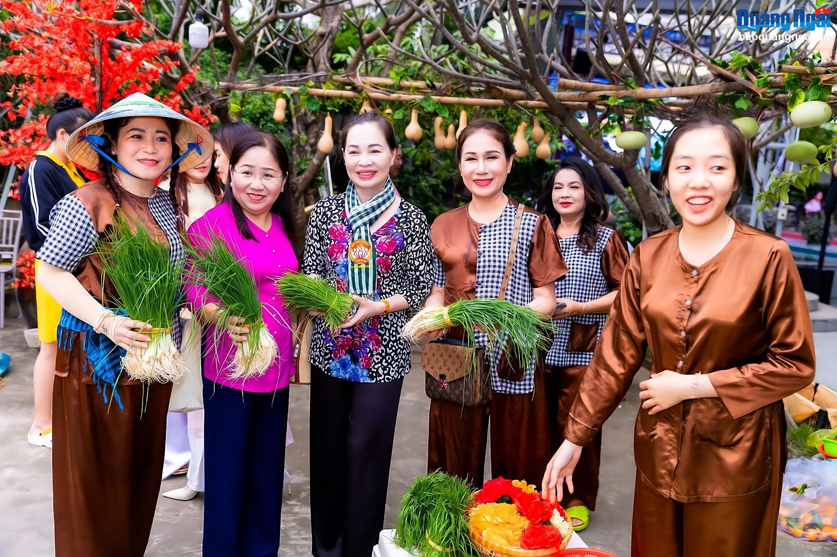 Phiên chợ quê nghĩa tình