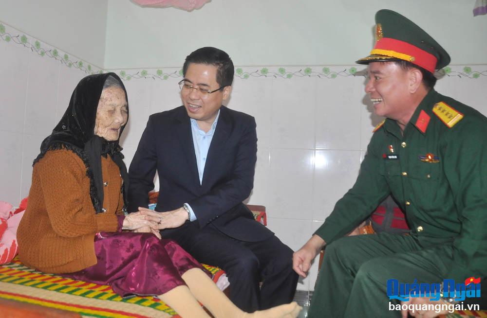 Chủ tịch UBND tỉnh Nguyễn Hoàng Giang thăm, tặng quà Mẹ Việt Nam Anh hùng 