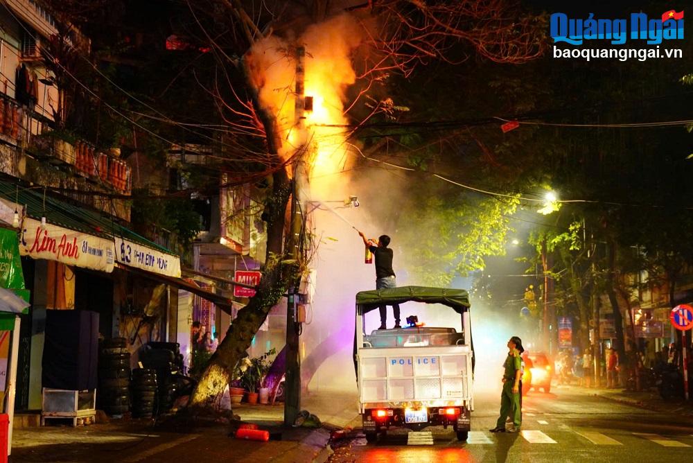 Cháy trụ điện gây mất điện