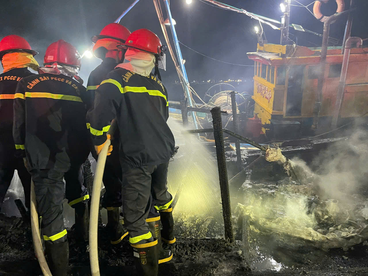 Tàu cá bị bốc cháy trong đêm