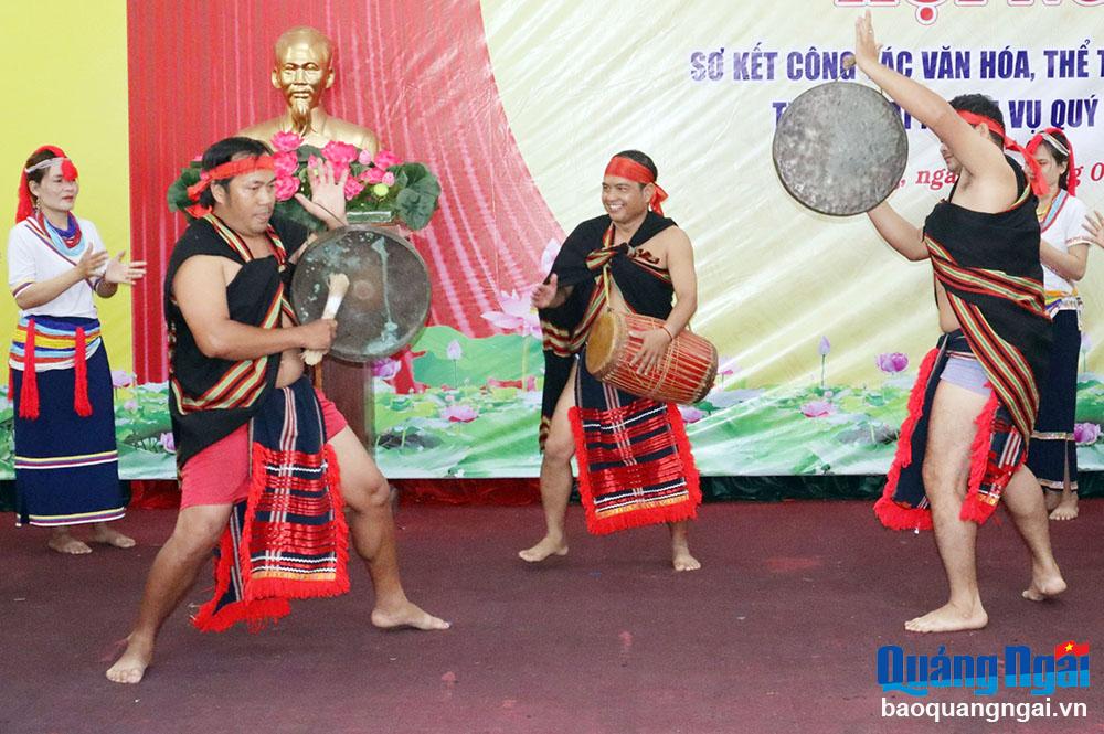 Chàng trai người Cor đam mê văn hóa dân tộc