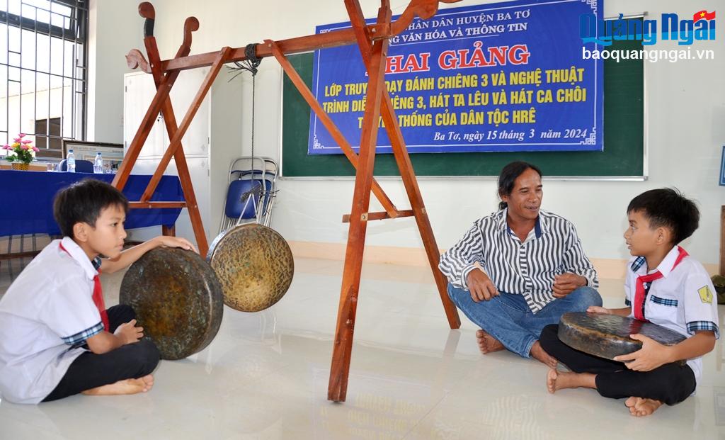 Truyền dạy văn hóa truyền thống cho học sinh người Hrê