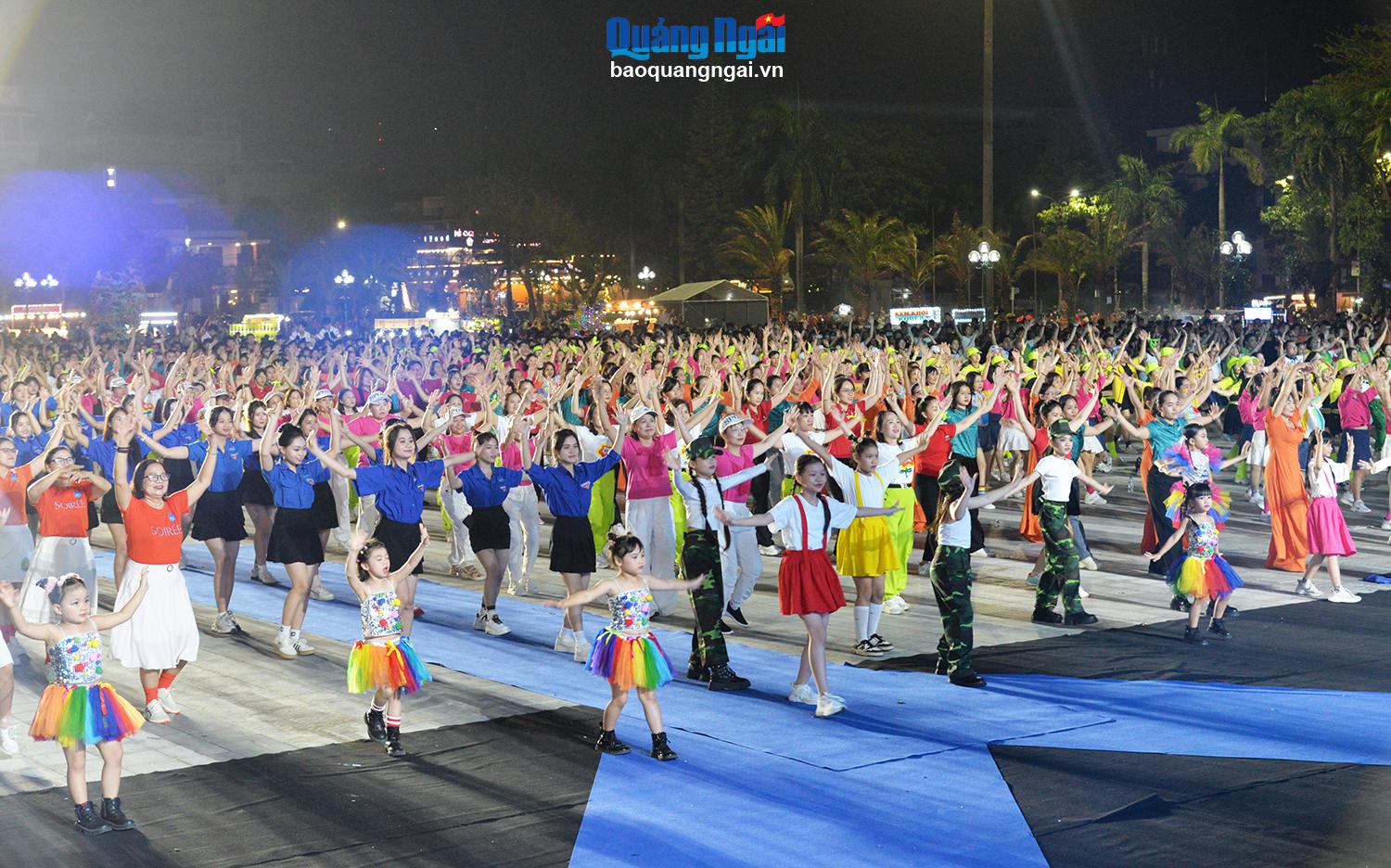 [Photos]. Sôi động Lễ hội đường phố Carnival Quảng Ngãi xin chào!