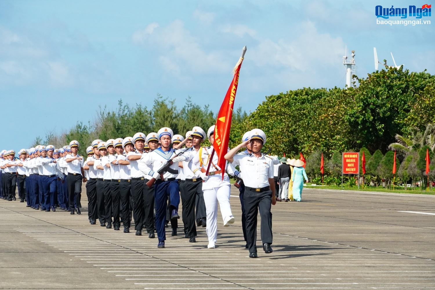 Thiêng liêng Lễ chào cờ ở Trường Sa