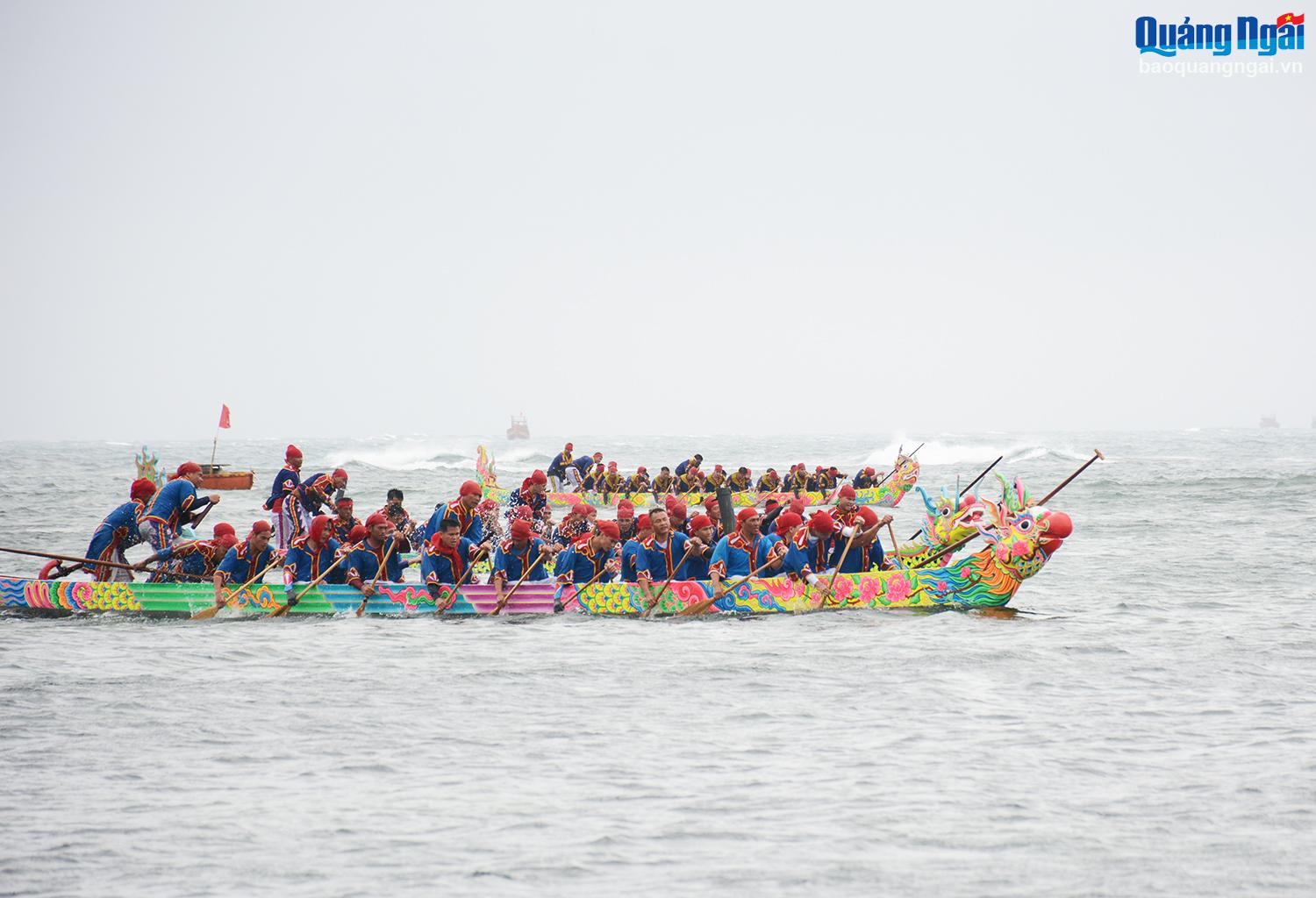 Đua thuyền truyền thống tứ linh ở Lý Sơn