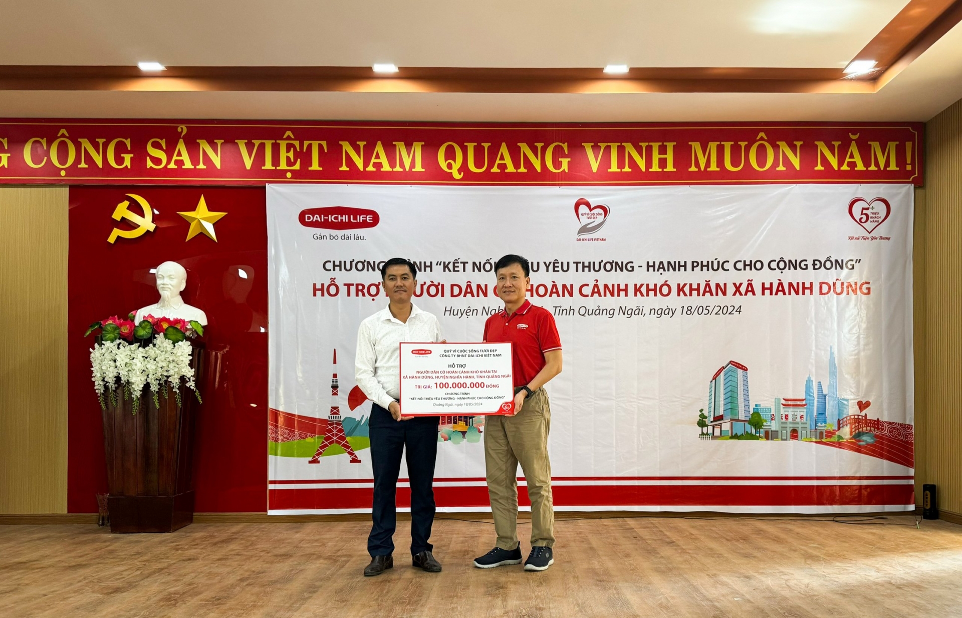 Dai-ichi Life Việt Nam hỗ trợ người dân có hoàn cảnh khó khăn tại miền Trung