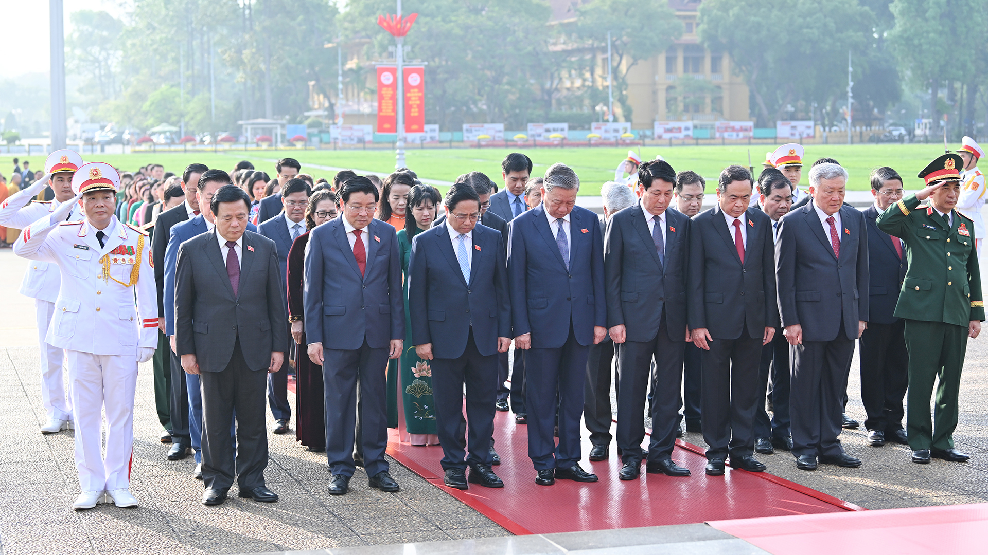 Các đại biểu Quốc hội vào Lăng viếng Chủ tịch Hồ Chí Minh