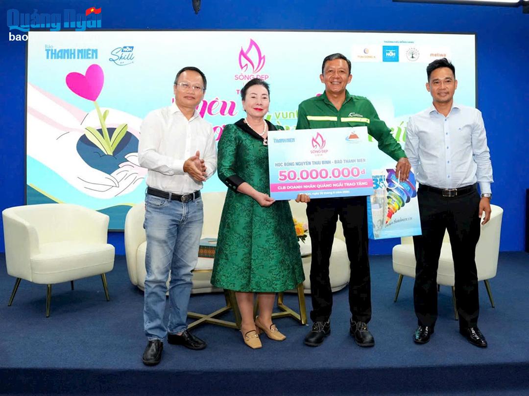 Con gái anh Mai Lê Duy Quang được nhận học bổng 50 triệu đồng