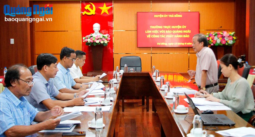Làm việc với Thường trực Huyện ủy Trà Bồng về công tác phát hành báo Quảng Ngãi