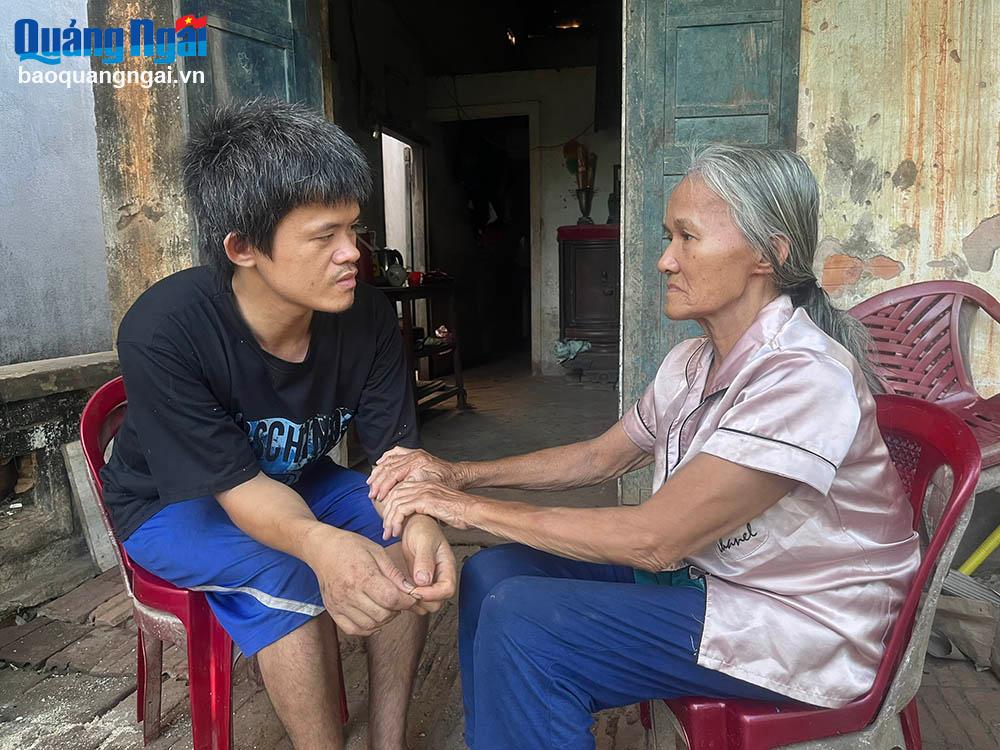 Mẹ già nuôi con tâm thần