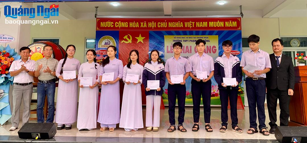 Trao 100 triệu đồng học bổng cho học sinh