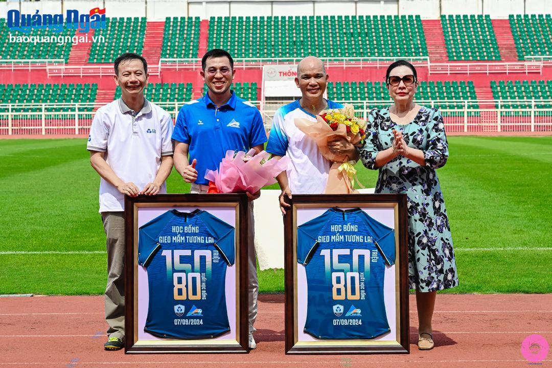 Giao hữu bóng đá gây quỹ học bổng tặng sinh viên Quảng Ngãi
