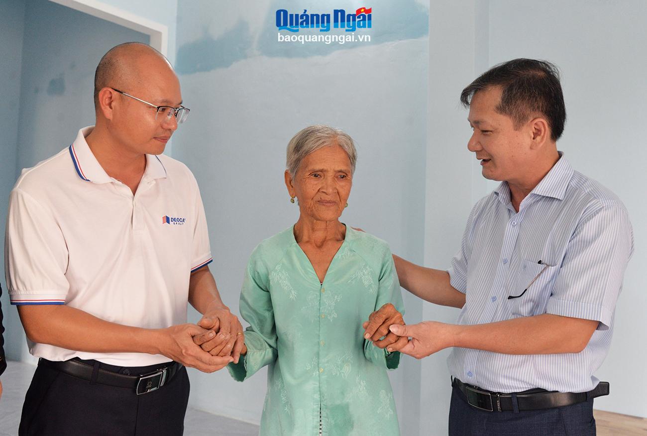 Báo Quảng Ngãi bàn giao nhà đại đoàn kết cho hộ nghèo ở thị xã Đức Phổ