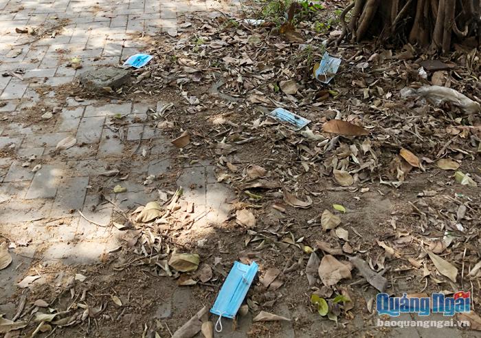 Bất cập khi mua và sử dụng khẩu trang y tế